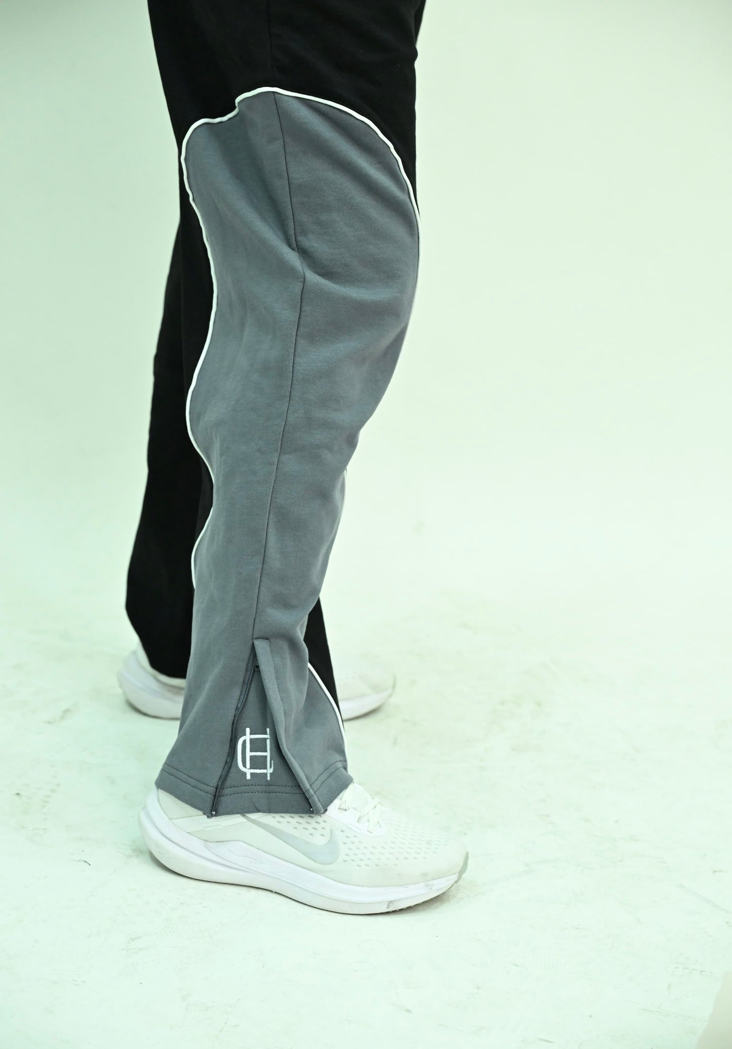 "Premium Baggy Uncuffed Sweatpants" black